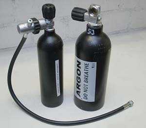 zwei Argonflaschen aus Aluminium: eine 0,8 l mit Automat und Schlauch (links) und eine 1,5 l Flasche