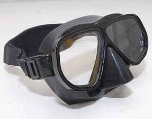 Zweiglasmaske aus schwarzem Silikon mit Aluminiumrahmen und Neopren-Maskenband