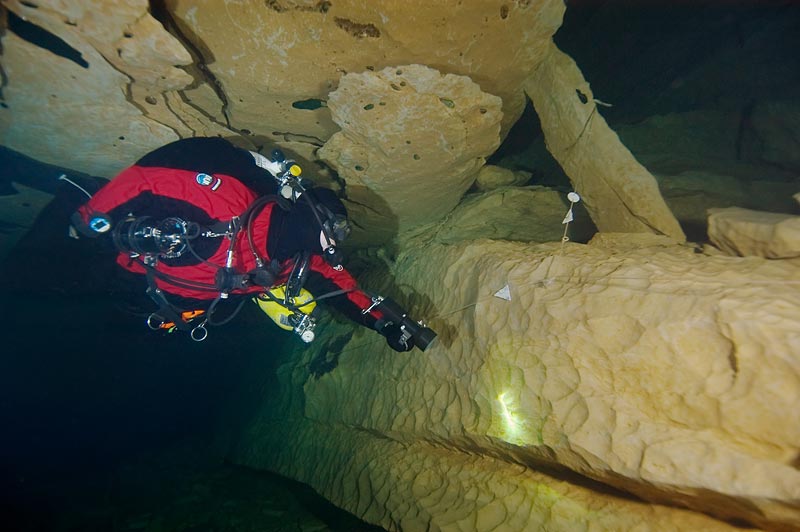 In einer Höhle gelten besondere Gasregeln. In Zweierteams taucht man nach der 1/5- oder 1/6-Regel.