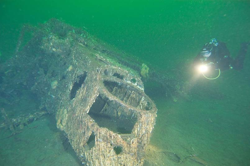 Das Flugzeugwrack liegt 200 m vom Ufer entfernt in 33 m Tiefe. Wie lange brauche ich dort hin?