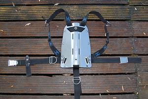 Edelstahlbackplate mit Harness von hinten (Flaschenseite); die zusätzliche Schnalle (rechts auf dem</p><p>Bauchgurt) dient zur Befestigung der Tanklampe