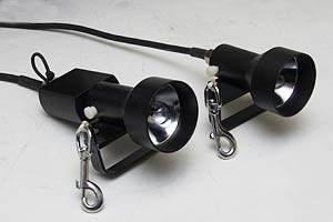 fokussierbarer Halogen- (rechts) und HID-Lampenkopf (links) mit Goodman-Handle und Boltsnap