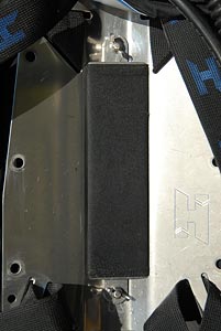 das P-Weight wird in die Falz der Backplate gelegt und dort mit Flügelmuttern fixiert