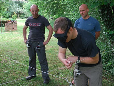 Leinenübung mit Blindmaske beim Cave 1 Kurs